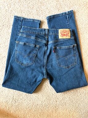 Men’s Dark Wash Blue Levi’s Jeans